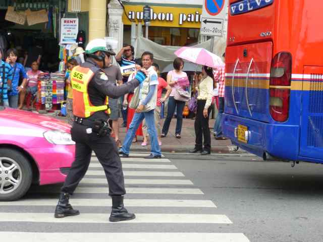 Bangkok Polizist tanzt